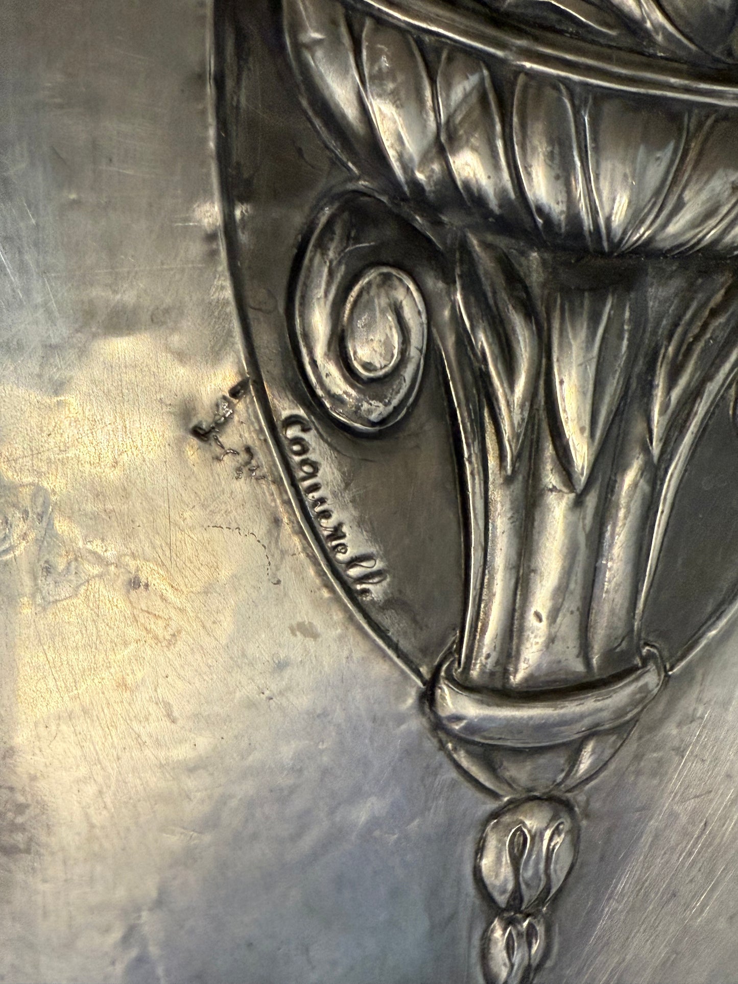 Grande assiette murale en métal repoussé signée Coquerelle – décor corbeille de fruits