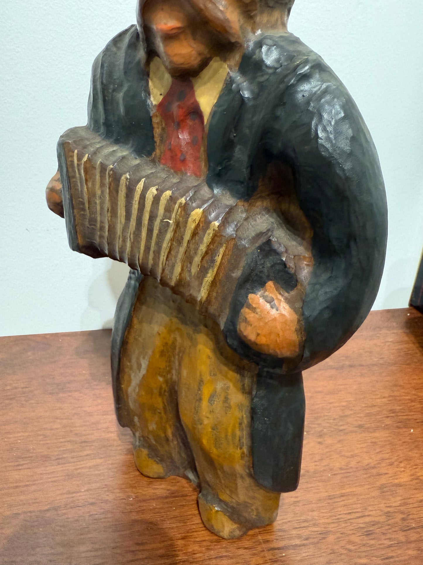 Sculpture en bois d’un musicien à l’accordéon – Art populaire vintage