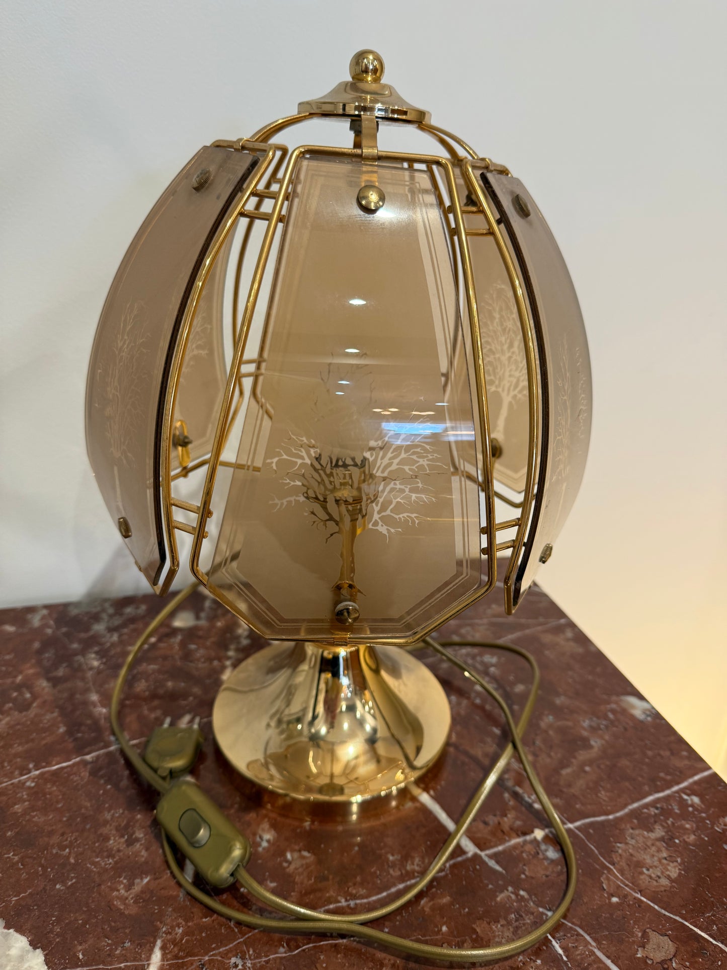 Lampe vintage en laiton et verre fumé gravé