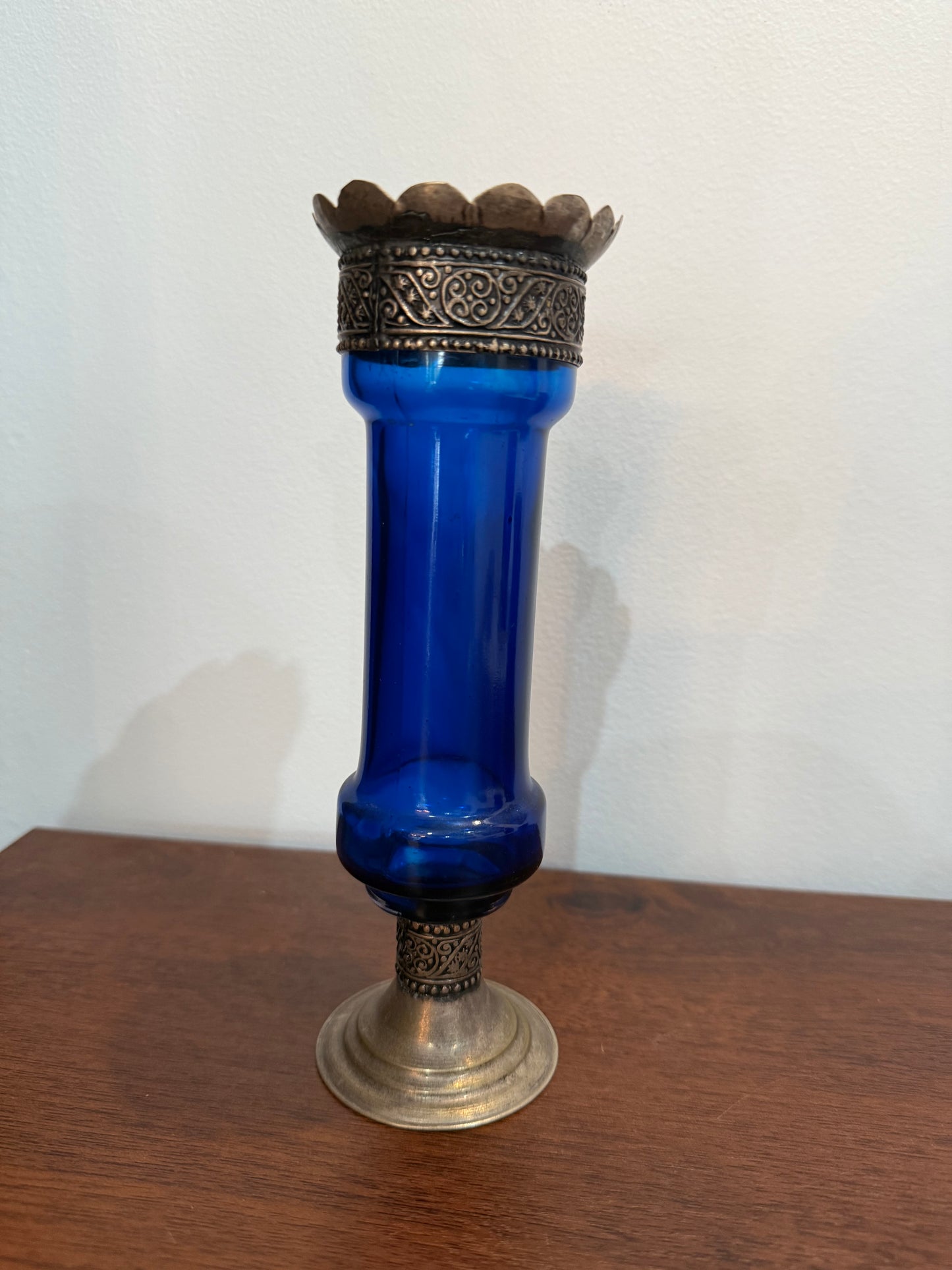 Bougeoir vintage style oriental en verre bleu et métal ciselé – H20 cm