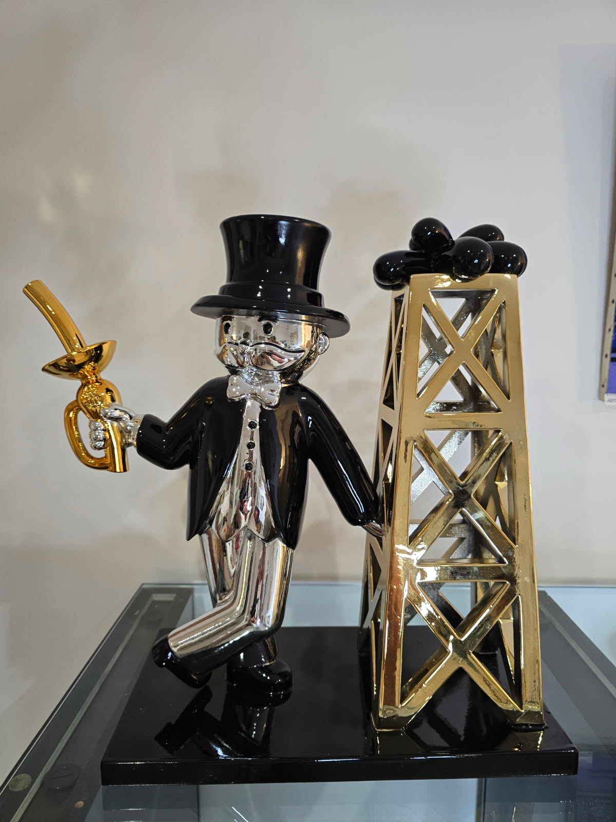 Sculpture de luxe- "Rich Oncle & Oil Tower" 42cm