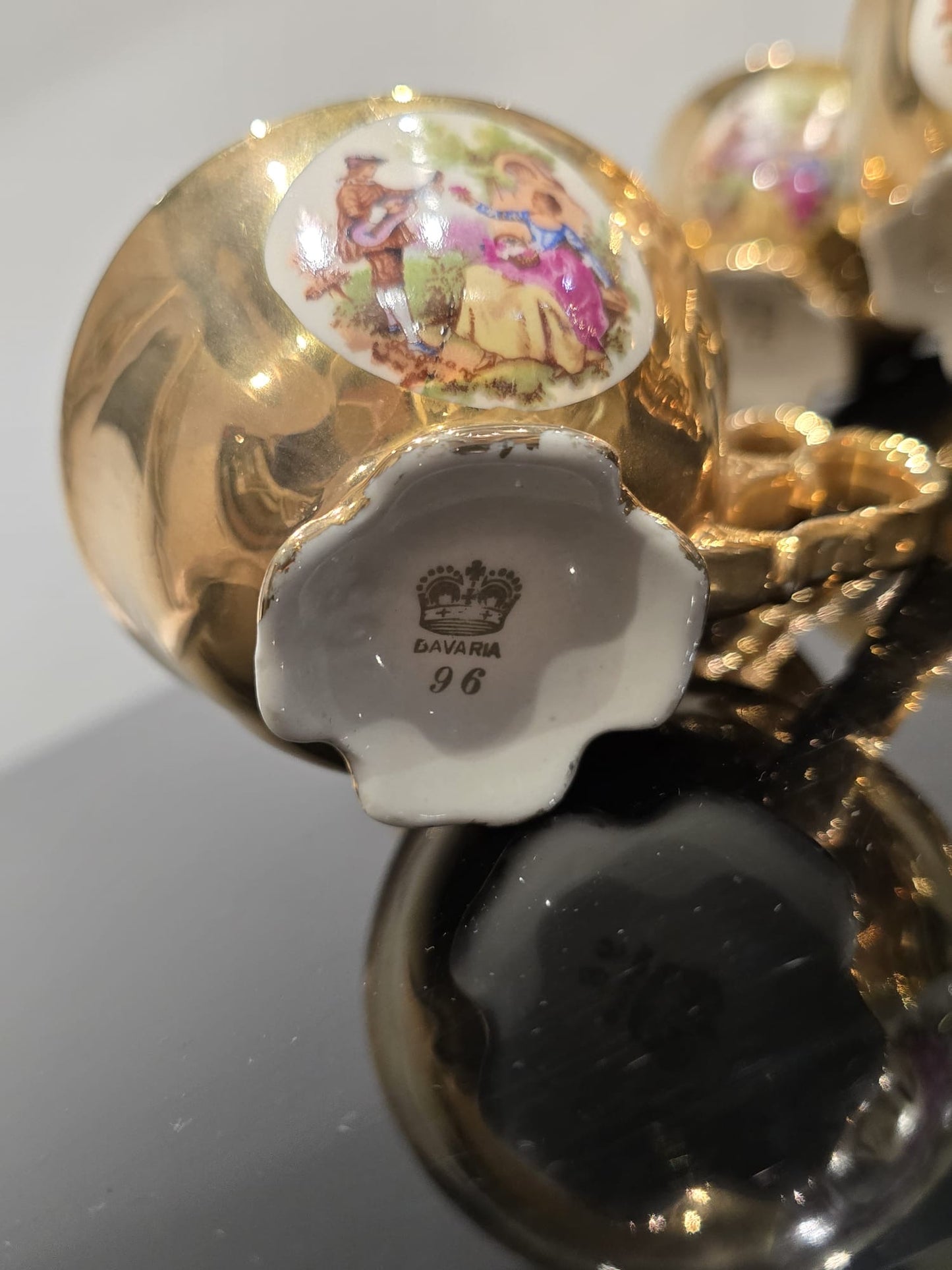 Service à café ancien en porcelaine dorée – Bavaria – Scènes galantes