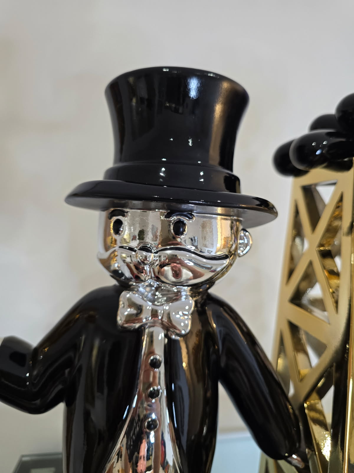 Sculpture de luxe- "Rich Oncle & Oil Tower" 42cm