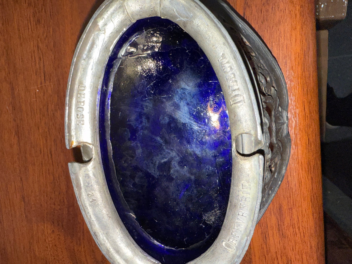Coupe ancienne en verre bleu cobalt et monture en métal – Orfèvrerie Dilecta