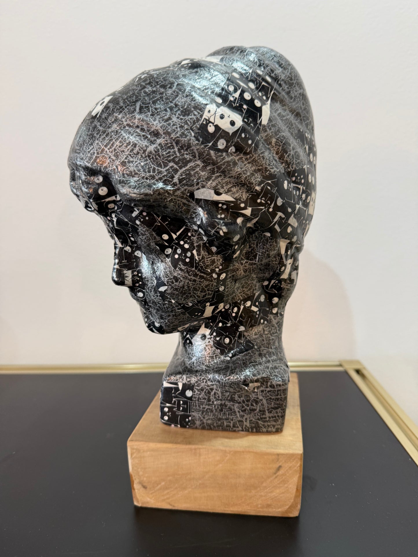 Buste en céramique, graphique motif chat noir papier coller