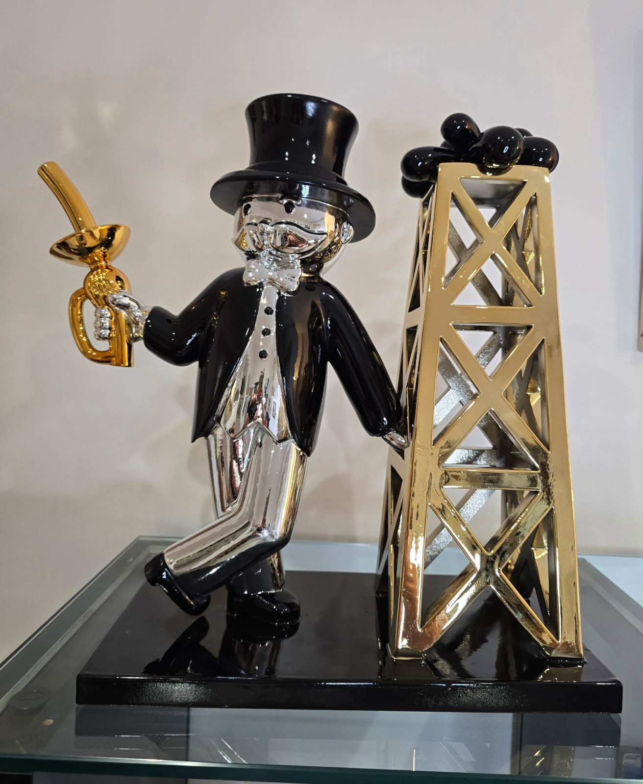 Sculpture de luxe- "Rich Oncle & Oil Tower" 42cm