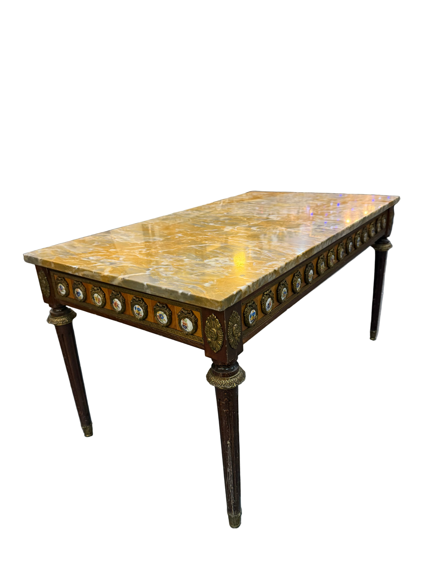Table basse de style Louis XVI à dessus de marbre et médaillons en porcelaine - bronze