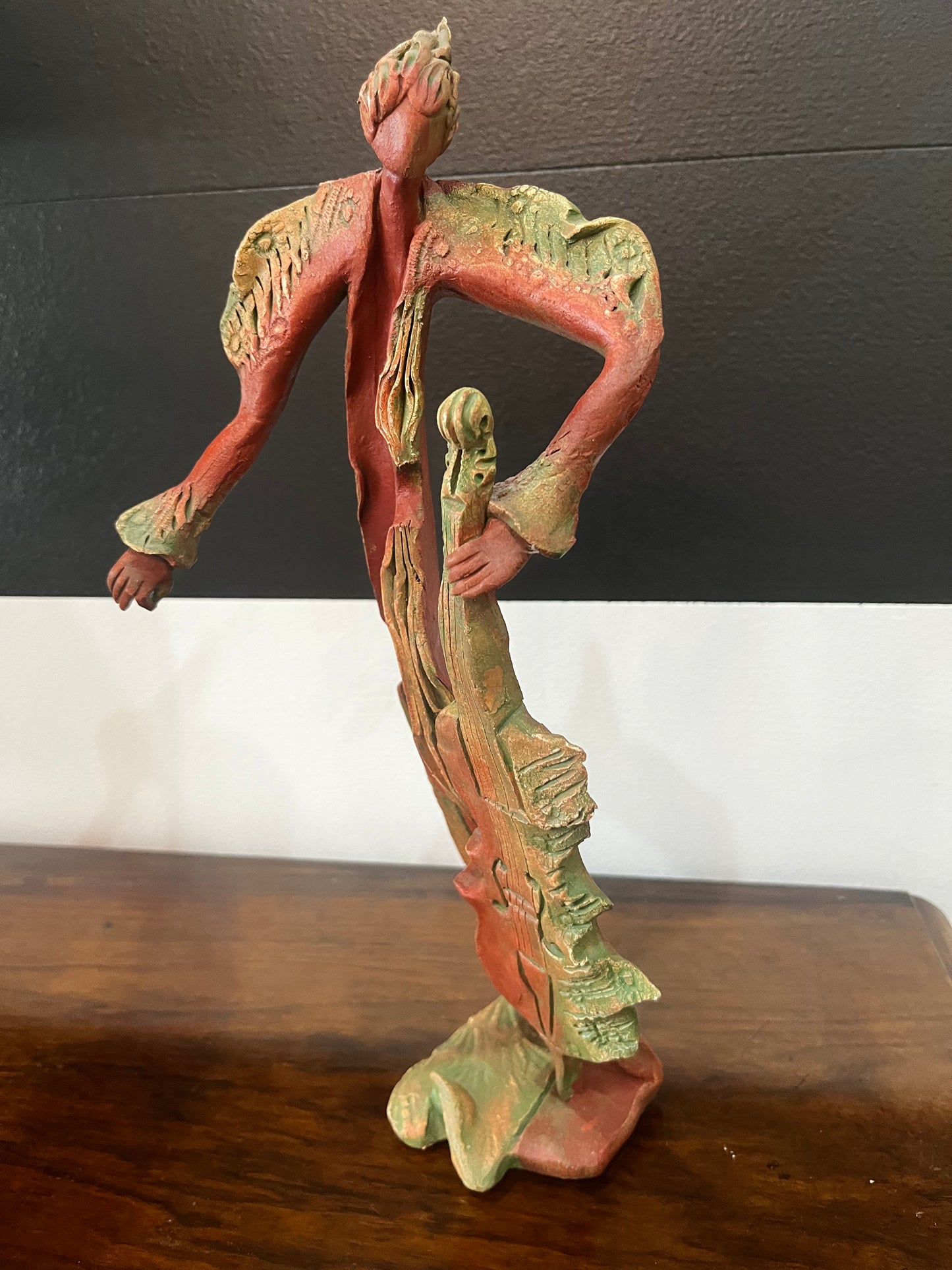 Statuette violoniste en terre cuite signé