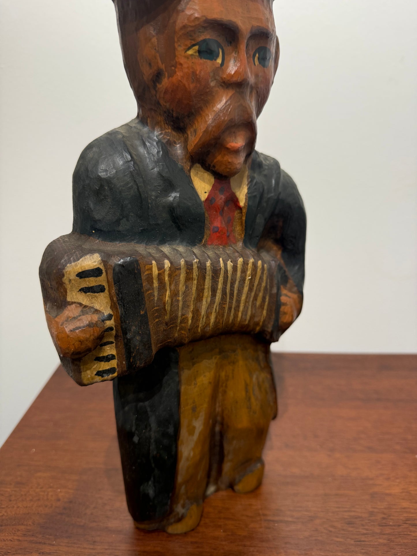 Sculpture en bois d’un musicien à l’accordéon – Art populaire vintage