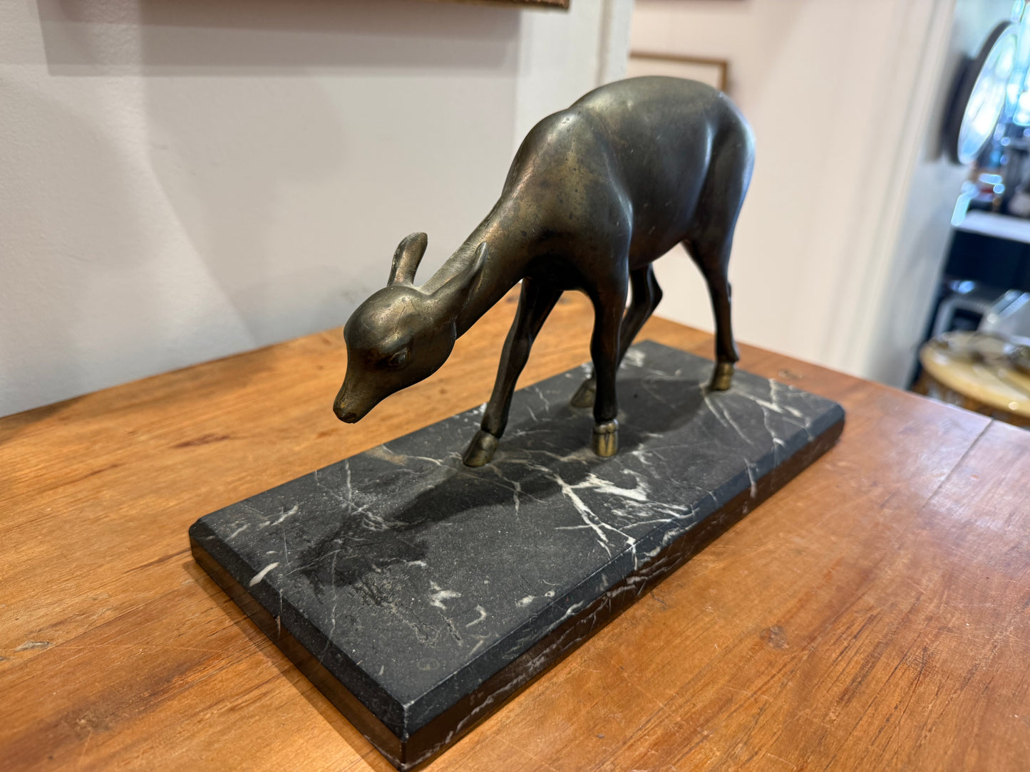 Statue Art Déco en régule représentant un faon sur socle en marbre noir