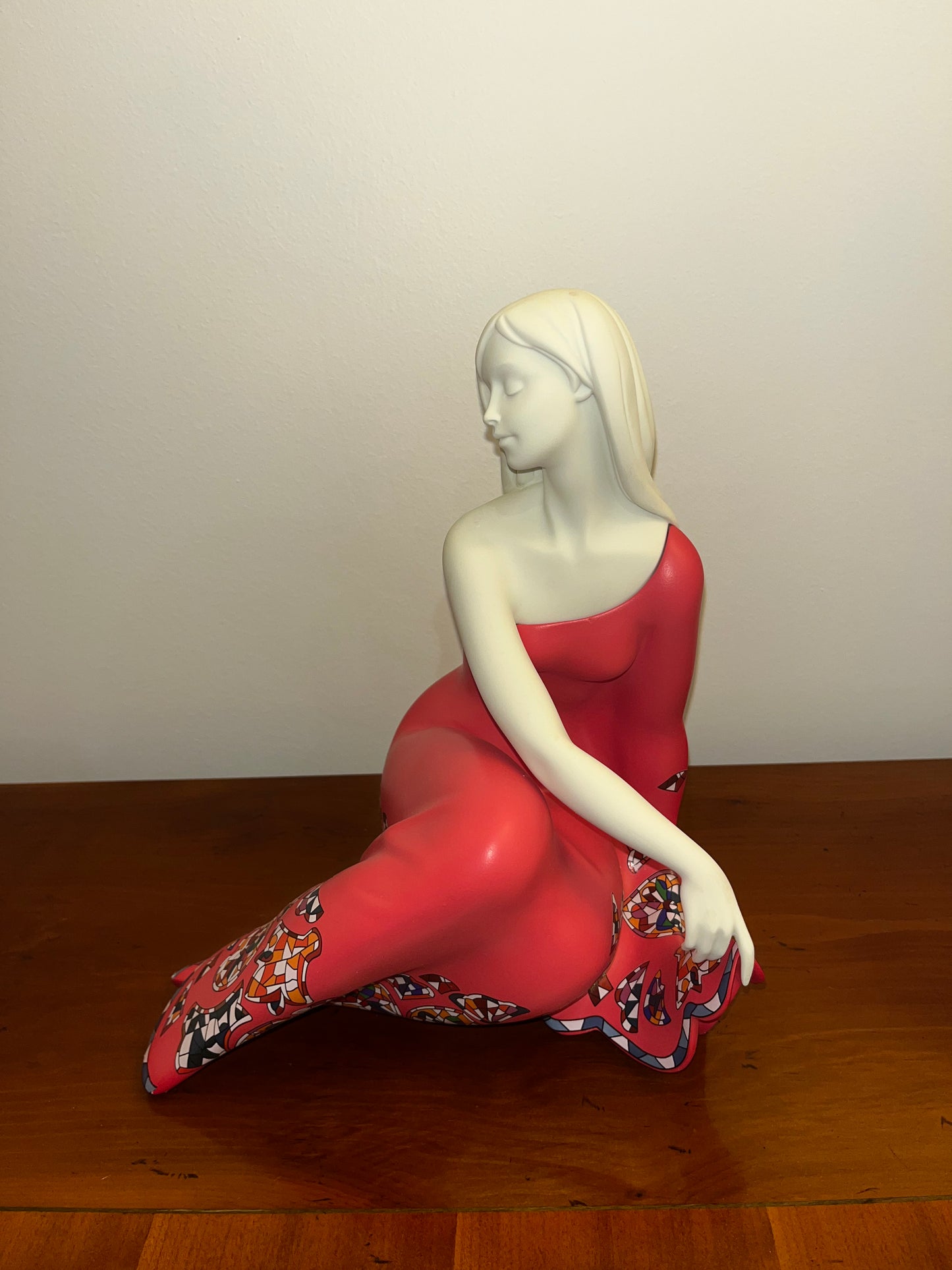 Femme serena rouge