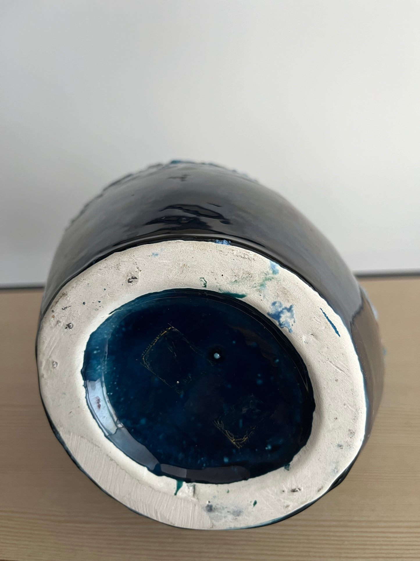 Vase Vallauris vintage bleu nuit