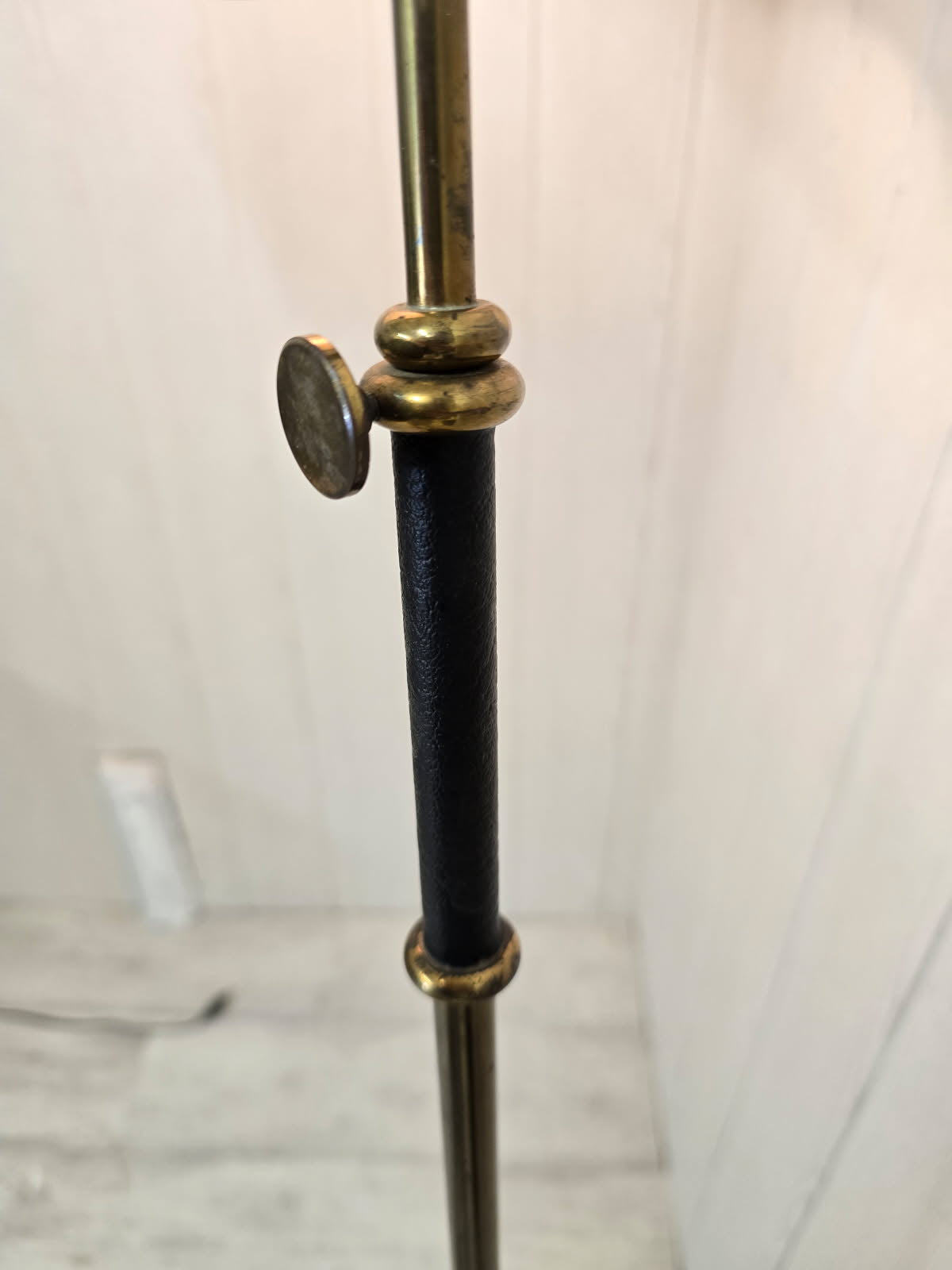 Lampadaire pendulaire Maison Lunel – Années 50 – Abat-jour en vessie de porc