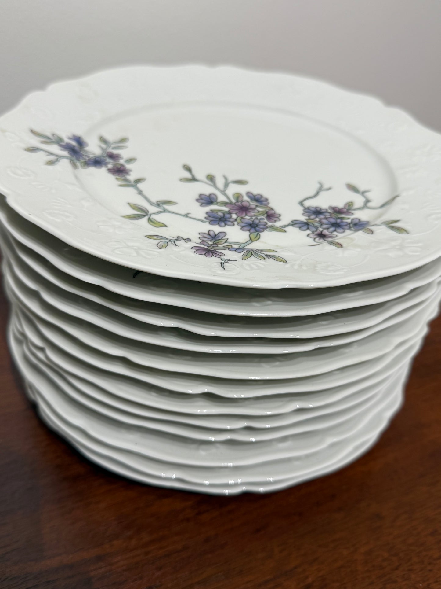 Ensemble 12 assiettes en porcelaine de Sologne – Lamotte, France