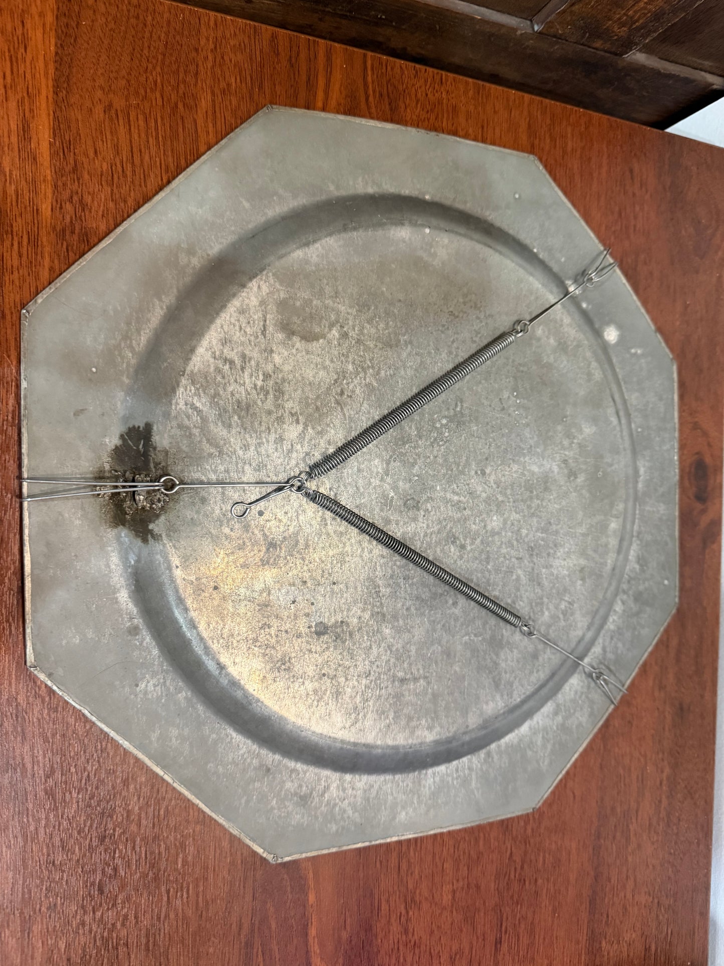 Grande assiette murale en métal repoussé signée Coquerelle – décor corbeille de fruits