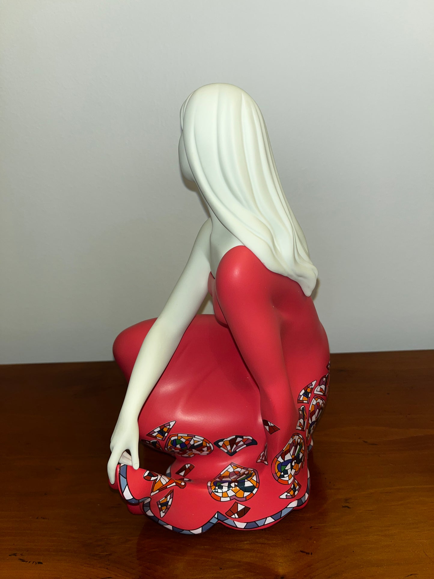 Femme serena rouge