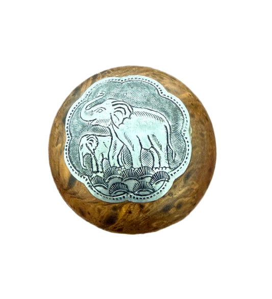 Boîte ronde artisanale indou en bois et métal décorée d’éléphants