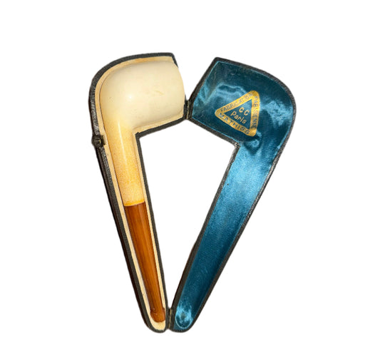 Pipe en écume de mer dans son écrin d’origine estampillée “Fabrication Parisienne C.C. Paris”.