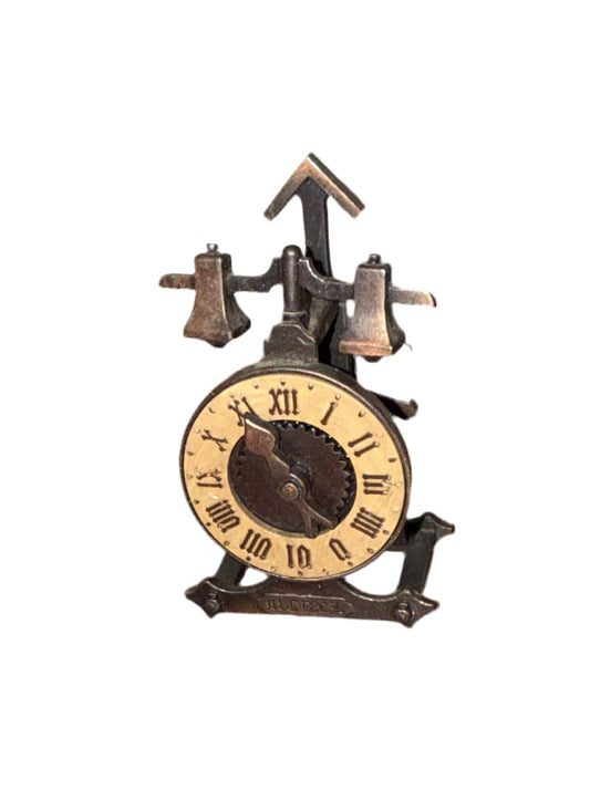 Taille-crayon ancien en forme d’horloge à clochettes – Métal patiné
