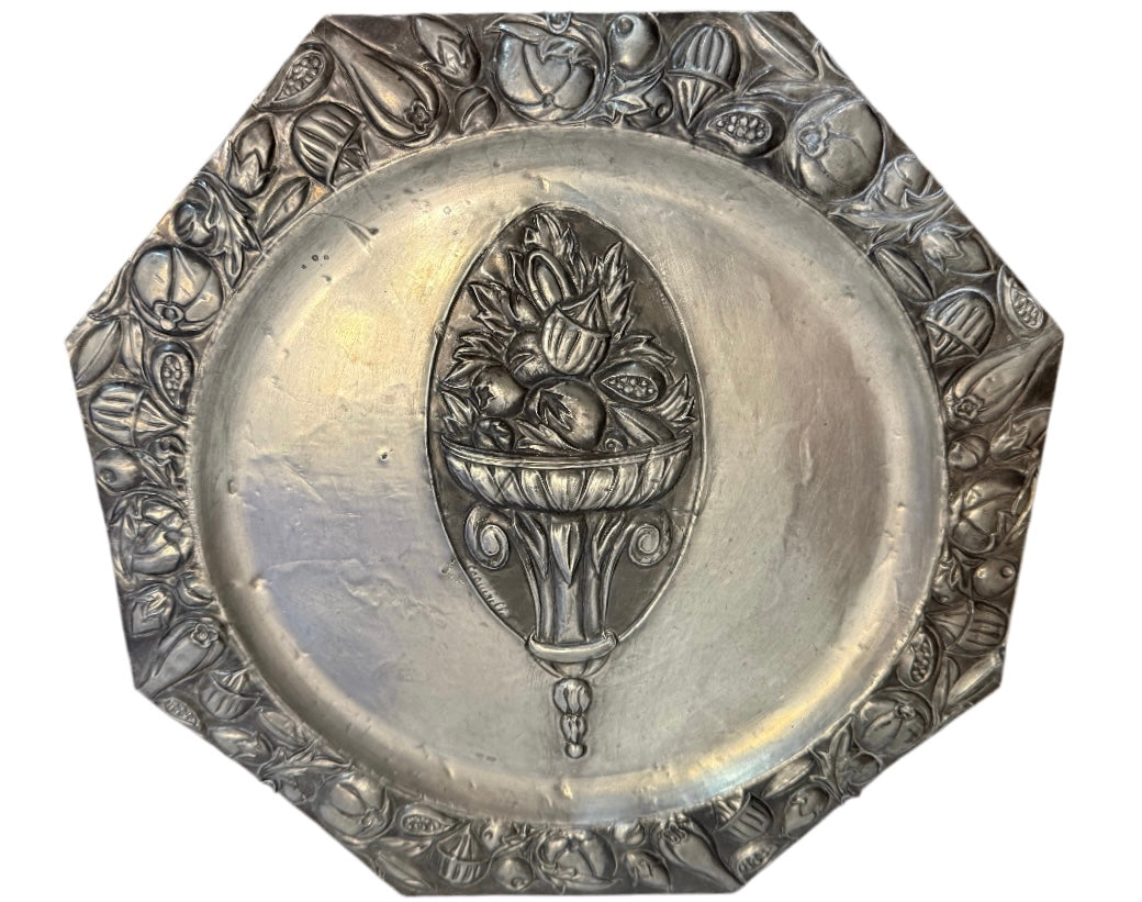 Grande assiette murale en métal repoussé signée Coquerelle – décor corbeille de fruits