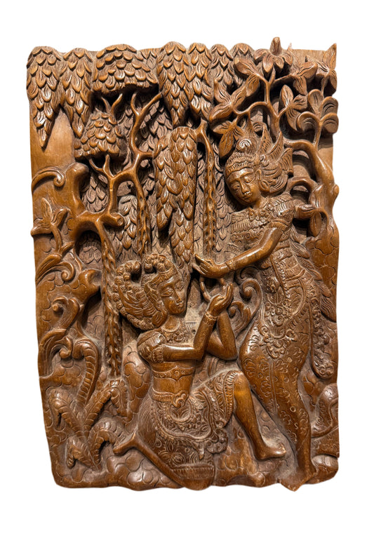 Bas-relief sculpté en bois – Scène mythologique balinaise