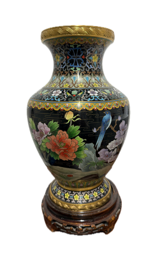 Vase cloisonné chinois sur socle en bois sculpté