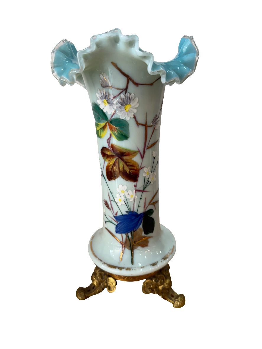 vase ancien en verre opalin peint à la main – Décor floral émaillé et base en bronze doré