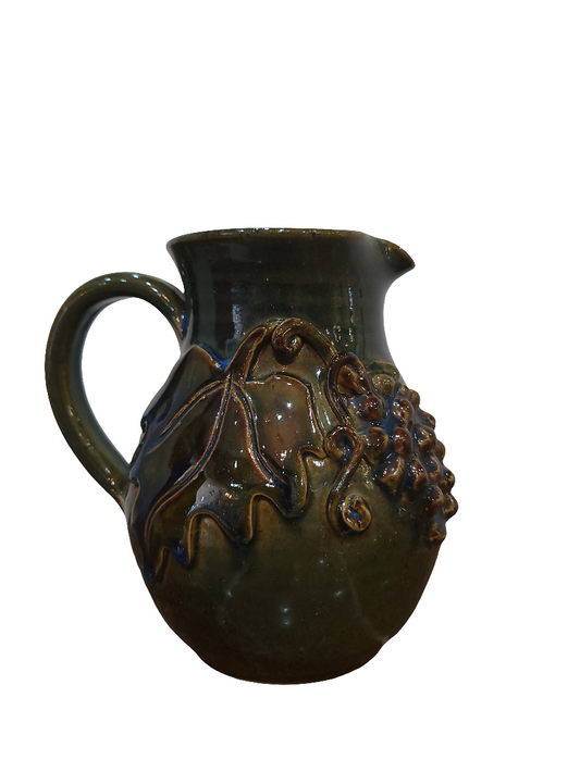 Pichet en céramique émaillée décor raisin et vigne