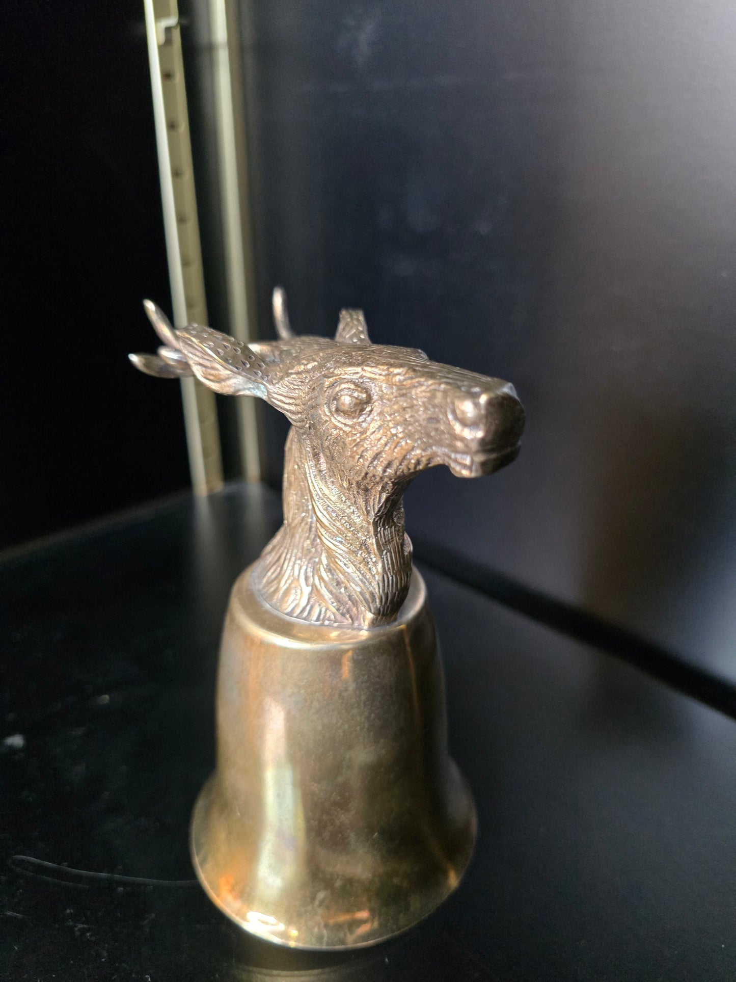 Verre en laiton à motif de cerf – style chasseur