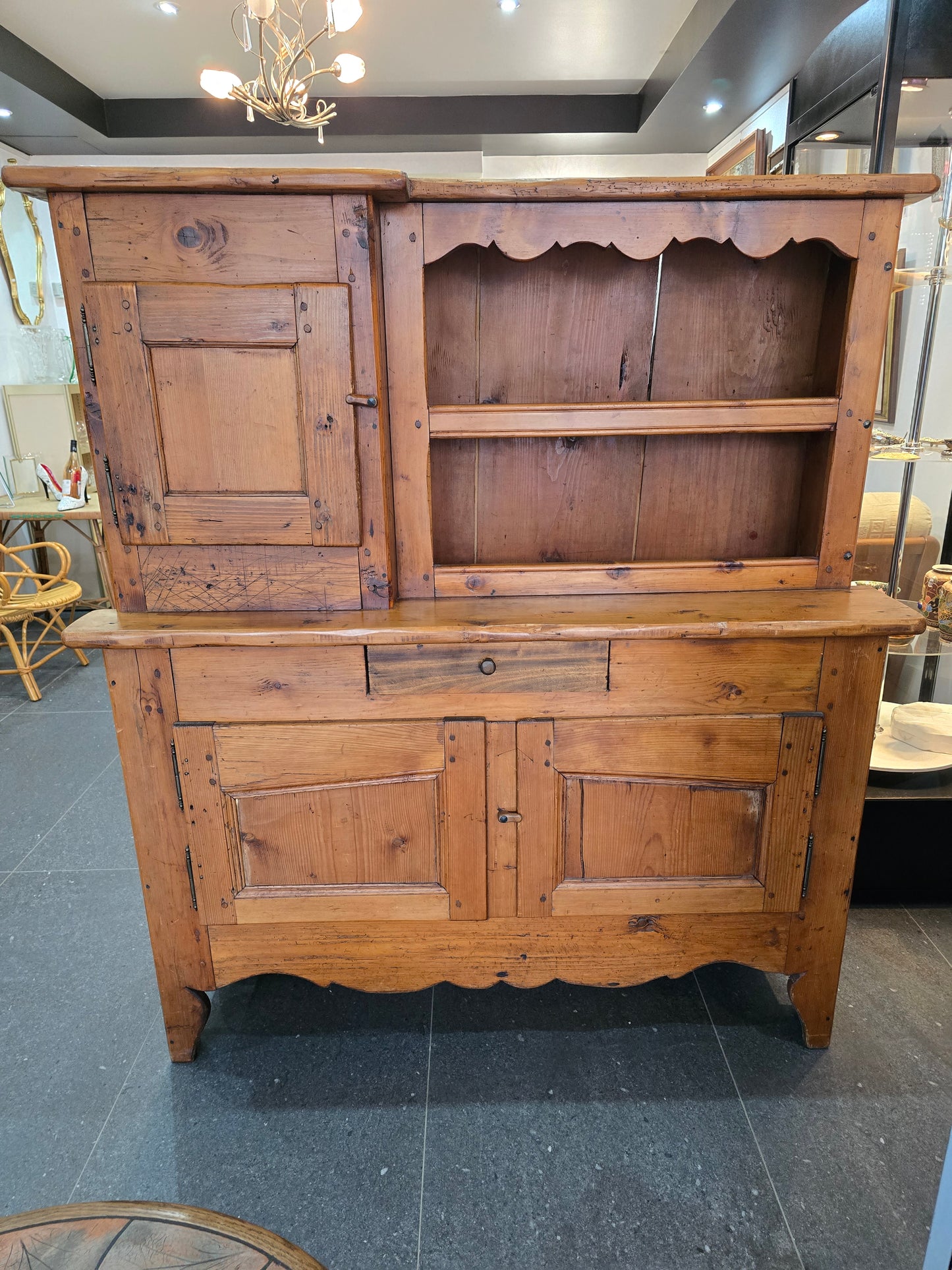 Buffet deux-corps rustique en bois massif