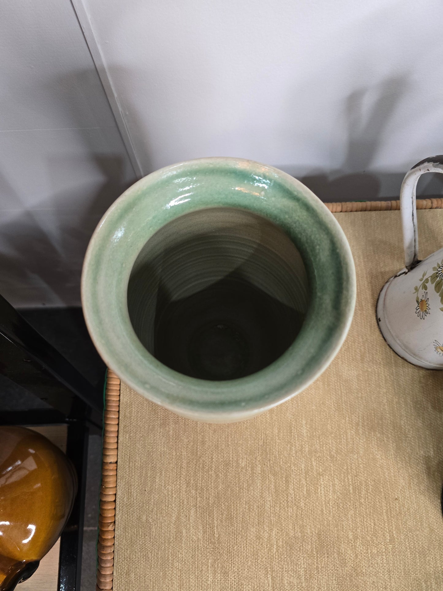 Vase en grès émaillé – Tons vert céladon – Travail artisanal – Années 1960–1970