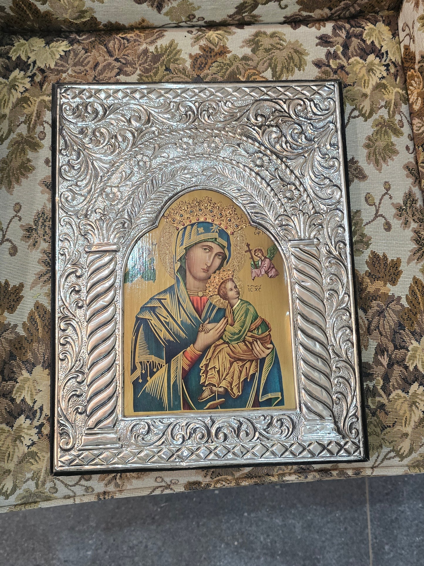 Icône religieuse orthodoxe – Vierge à l’Enfant – Cadre argent repoussé – 37×30 cm