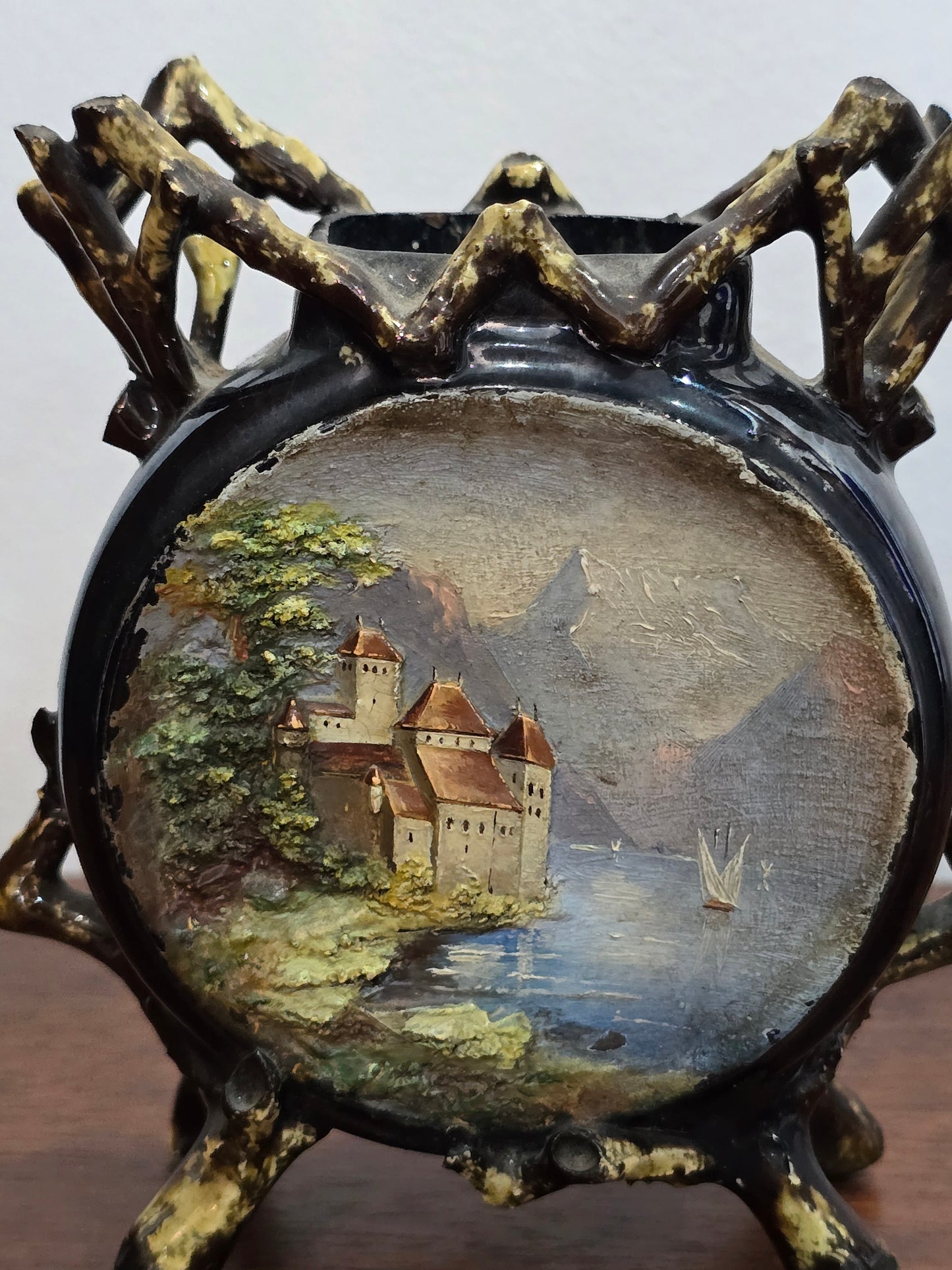 Petit vase décoratif ancien avec peinture de château au bord d’un lac - Circa 1950