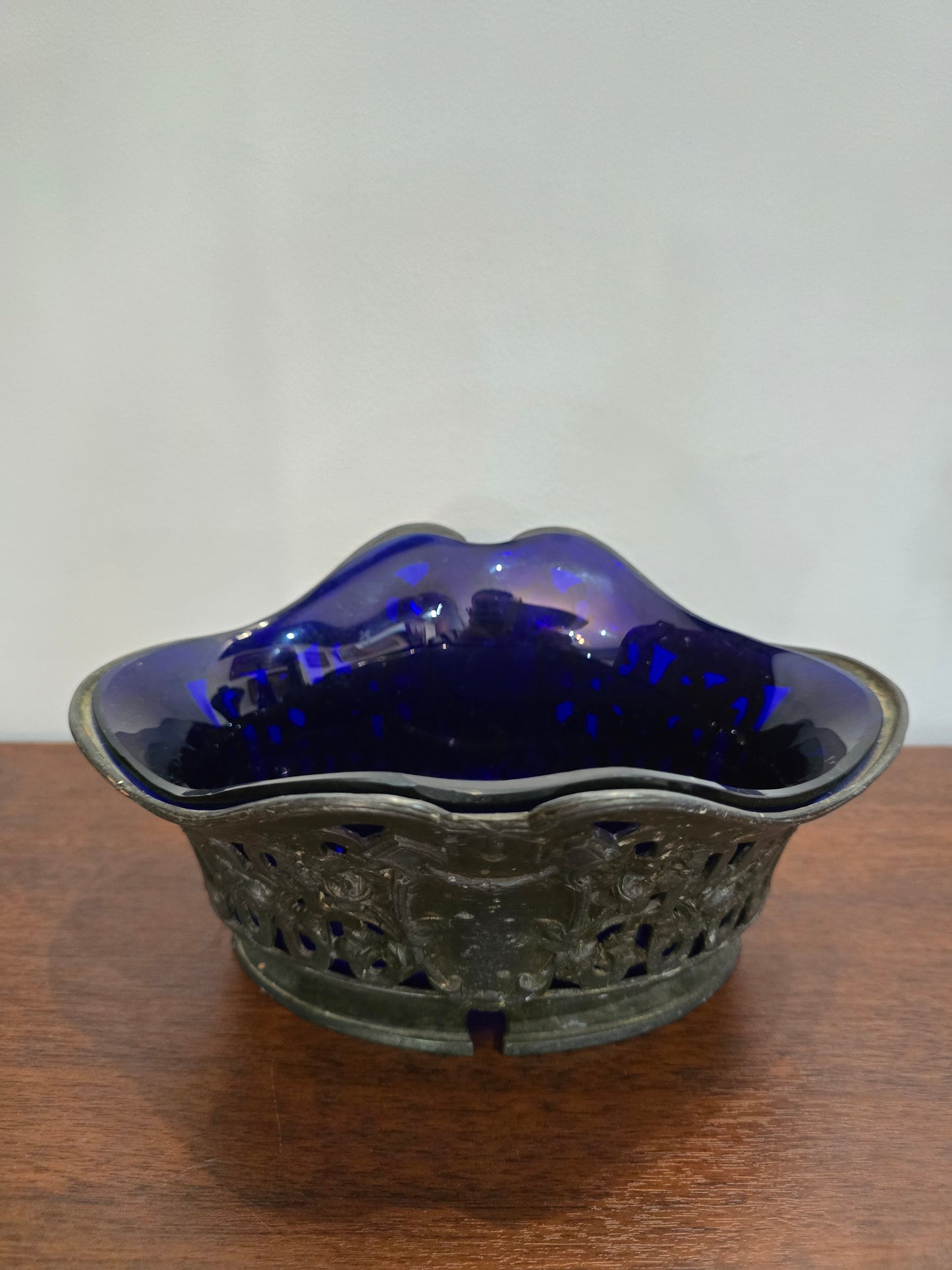 Coupe ancienne en verre bleu cobalt et monture en métal – Orfèvrerie Dilecta