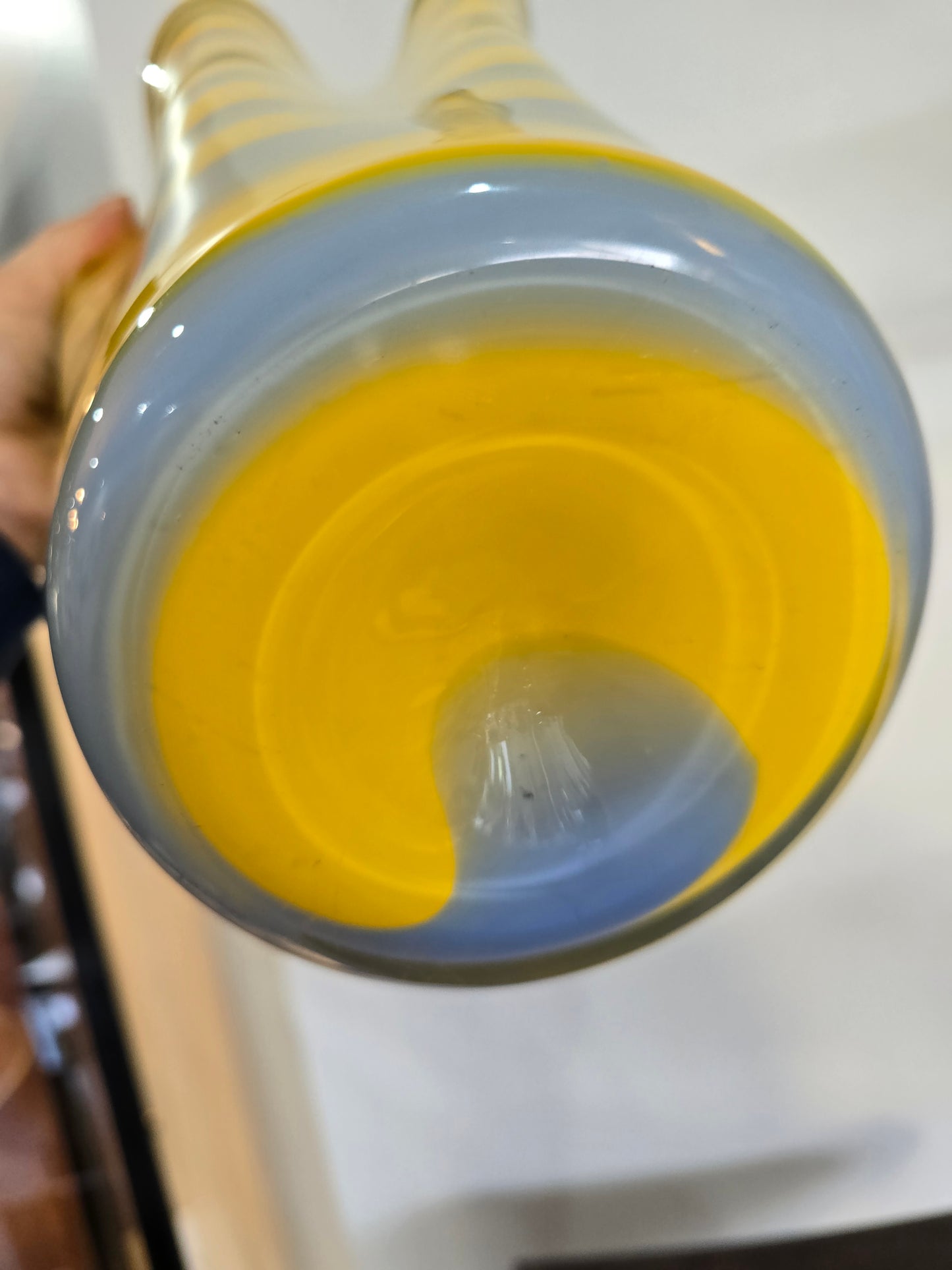 Vase en verre soufflé Alicja – Rayures jaunes & grises – Forme libre – H.31 cm