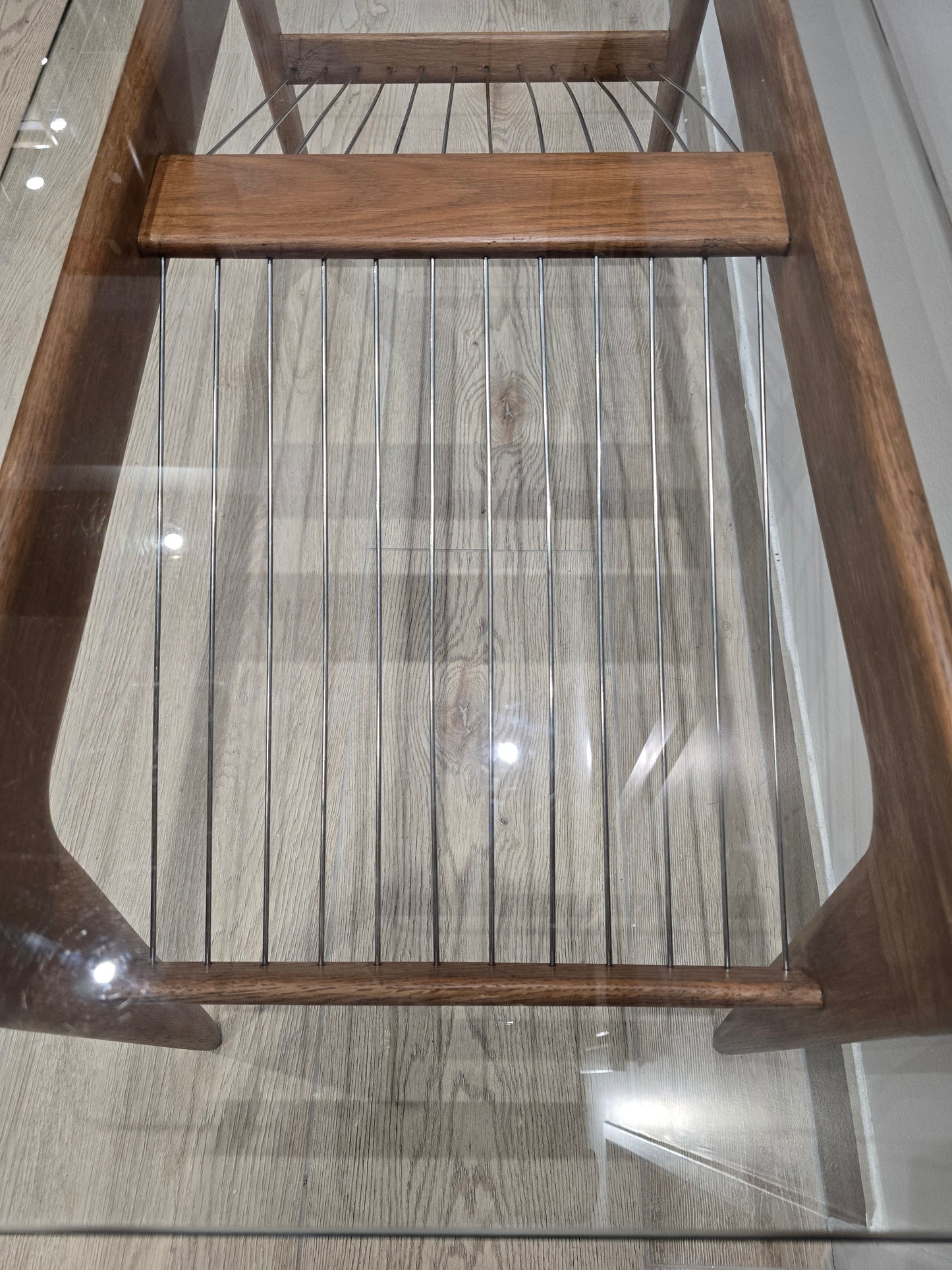 Table basse vintage en bois et verre – Design scandinave