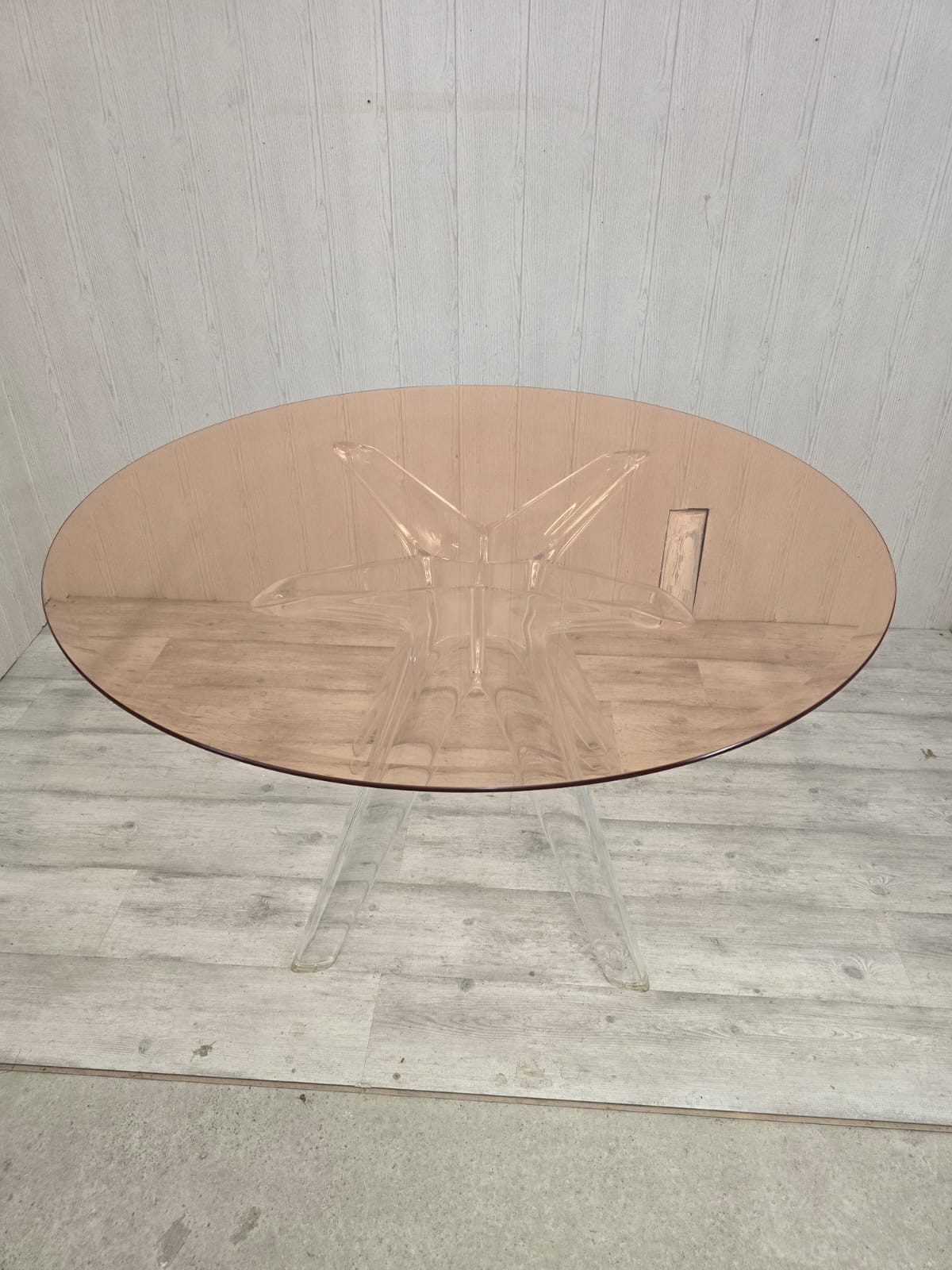 Ensemble Philippe Starck pour Kartell – Table Sir Gio & 4 fauteuils Louis Ghost