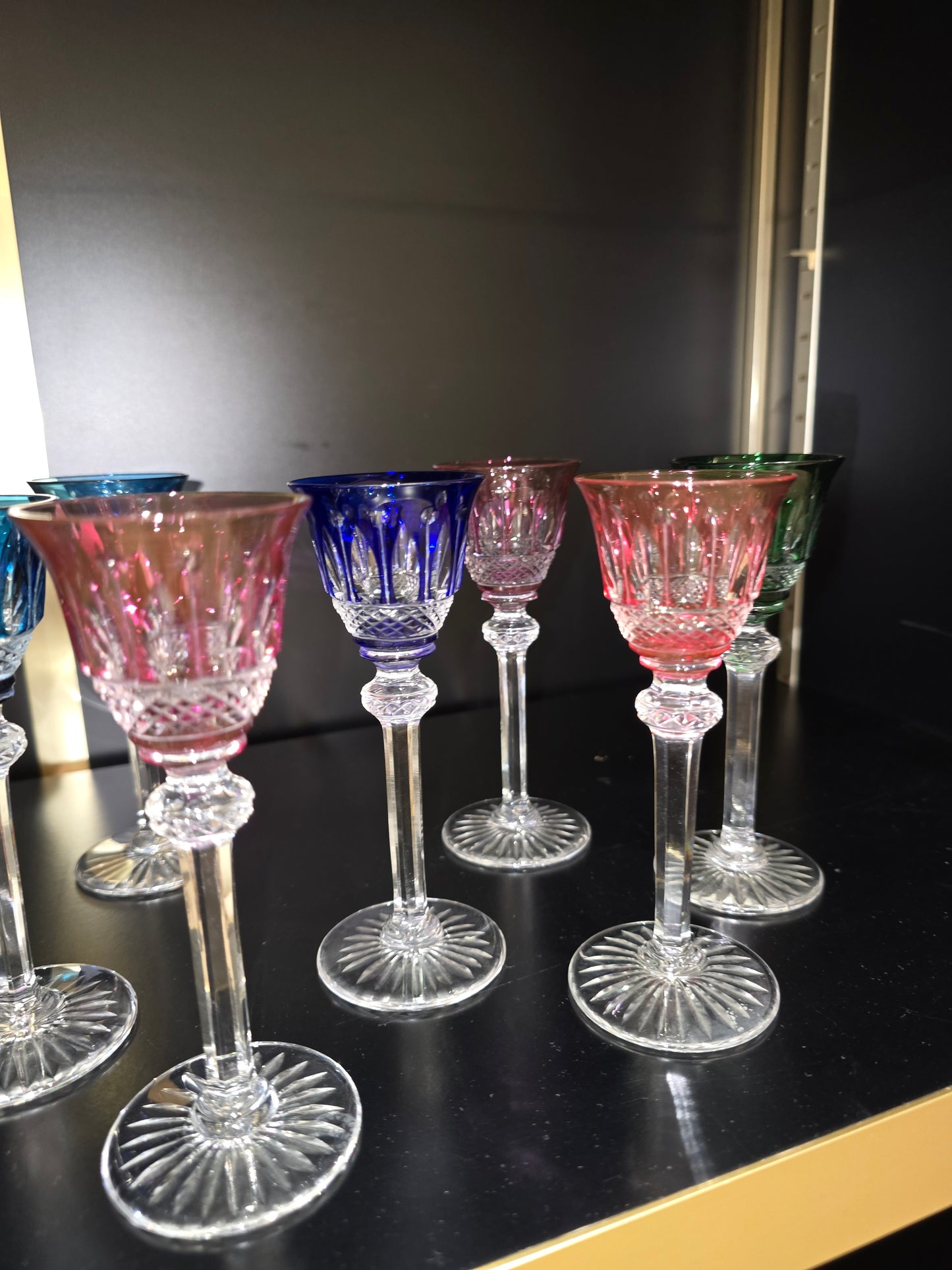 12 verres à liqueur Saint-Louis modèle Tommy en cristal de couleur