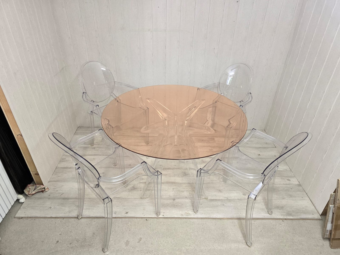 Ensemble Philippe Starck pour Kartell – Table Sir Gio & 4 fauteuils Louis Ghost