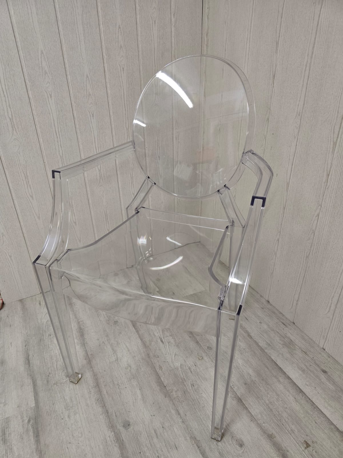 Ensemble Philippe Starck pour Kartell – Table Sir Gio & 4 fauteuils Louis Ghost