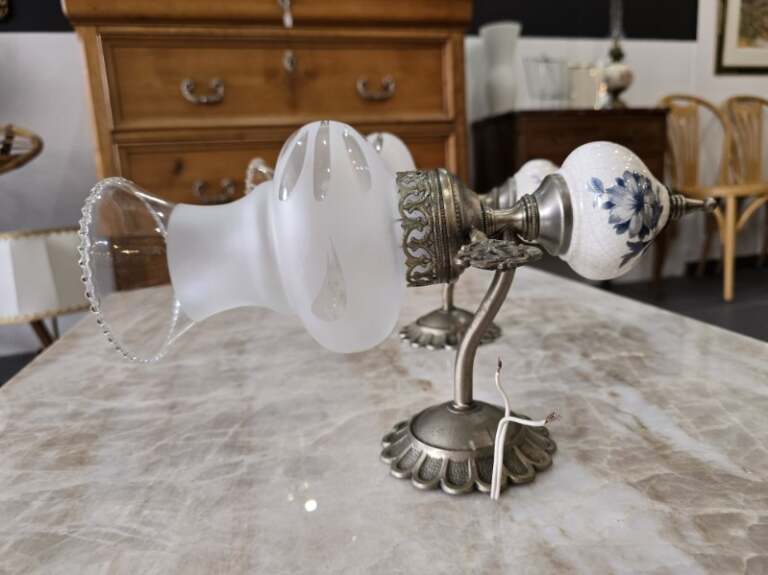 Paire d'appliques murales vintage en laiton, porcelaine et verre satiné