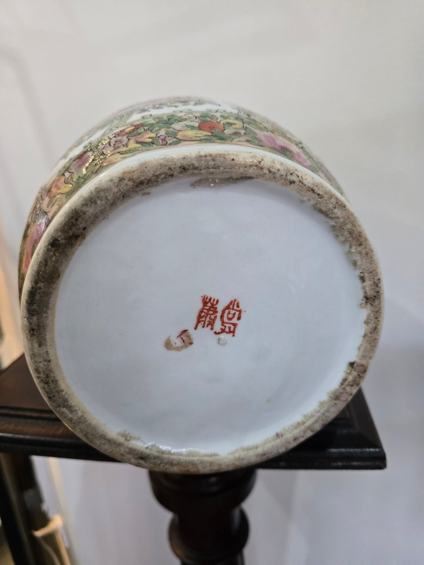 Vase chinois en porcelaine décor floral et scènes – Époque XXe siècle