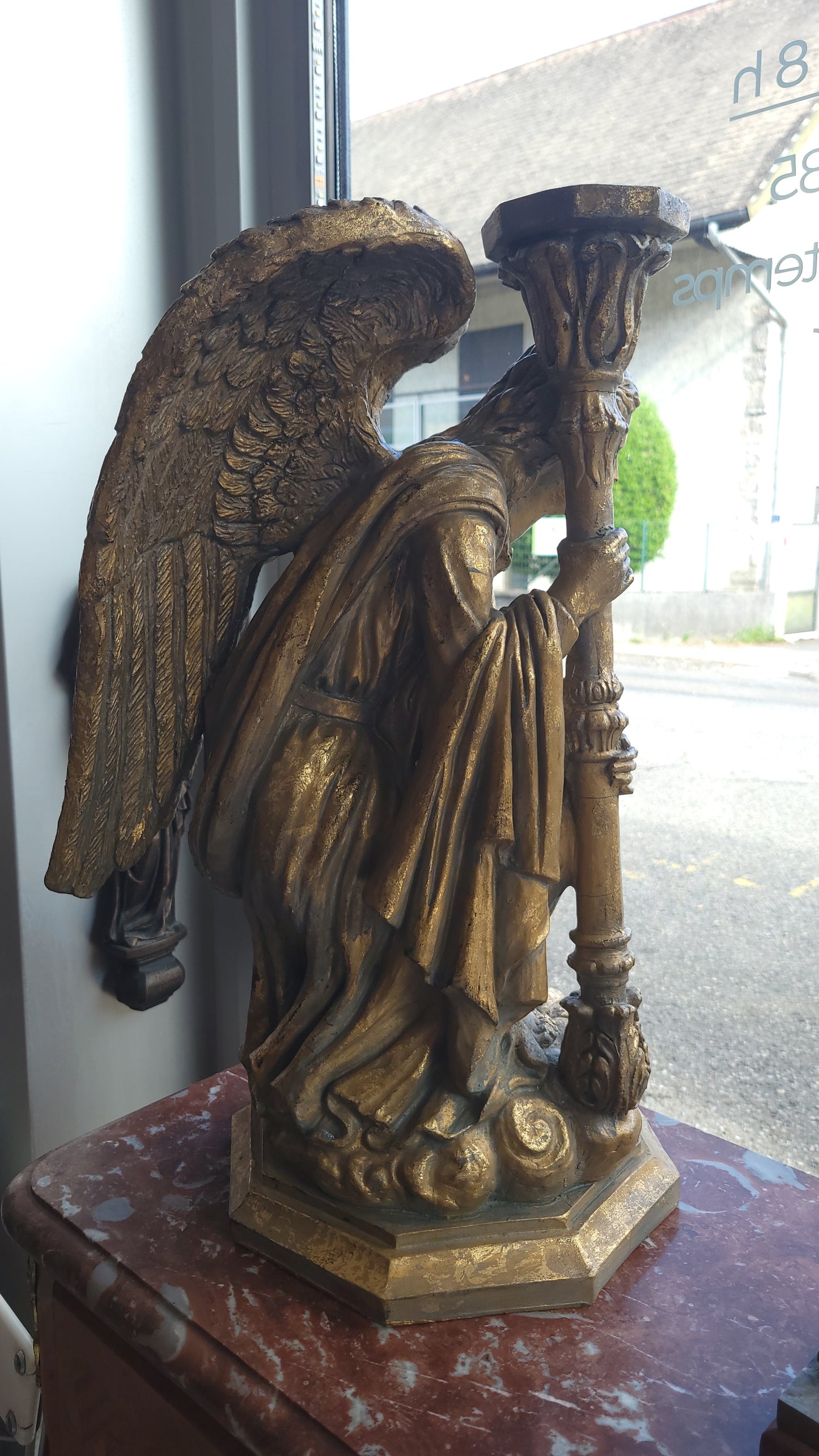 Sculpture d’ange agenouillé avec candélabre – Résine dorée
