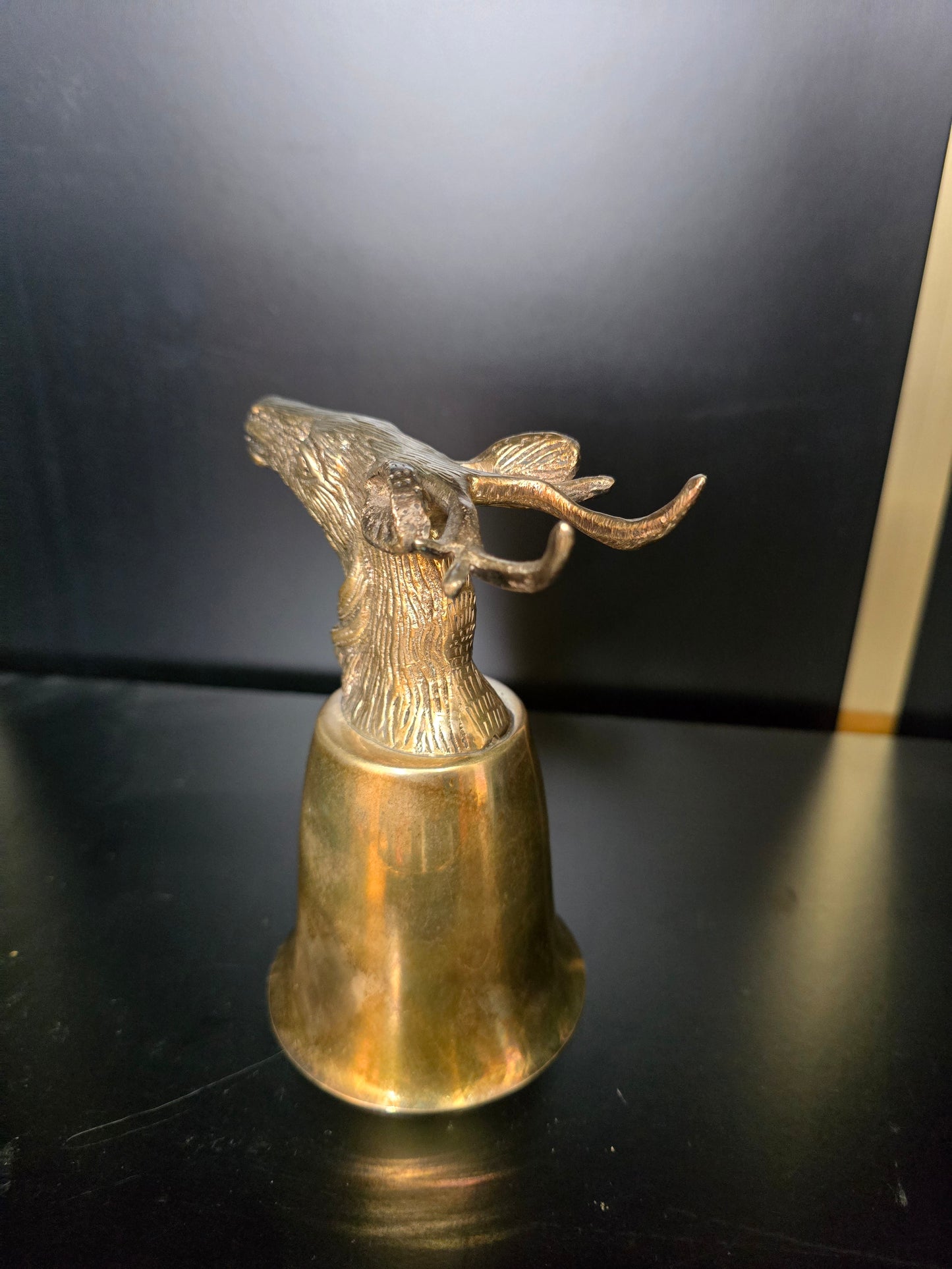 Verre en laiton à motif de cerf – style chasseur