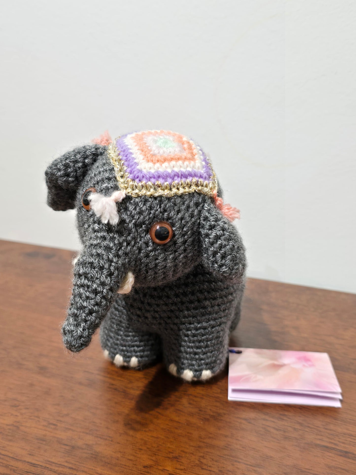 Éléphant gris amigurumi