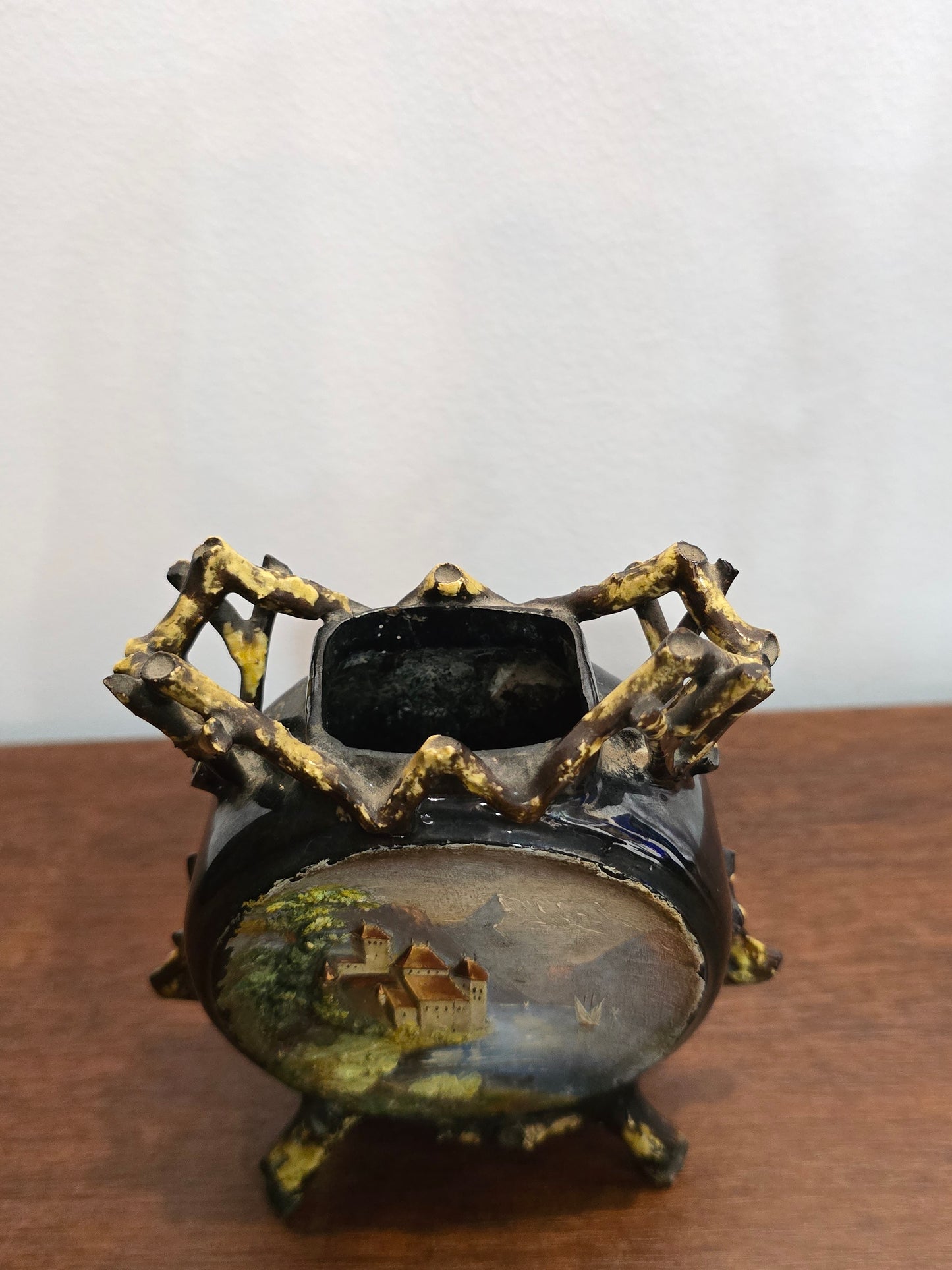 Petit vase décoratif ancien avec peinture de château au bord d’un lac - Circa 1950