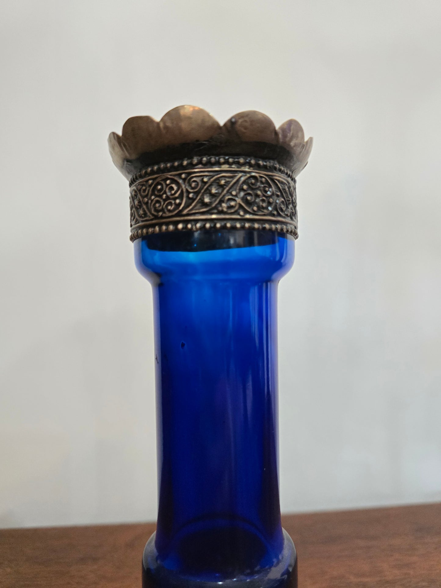 Bougeoir vintage style oriental en verre bleu et métal ciselé – H20 cm