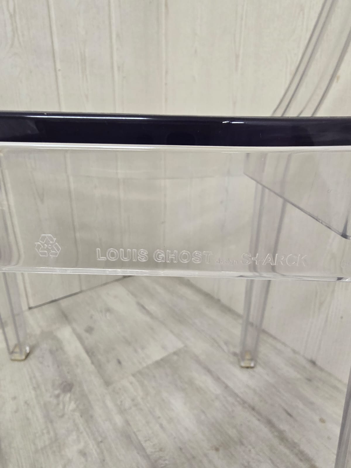 Ensemble Philippe Starck pour Kartell – Table Sir Gio & 4 fauteuils Louis Ghost
