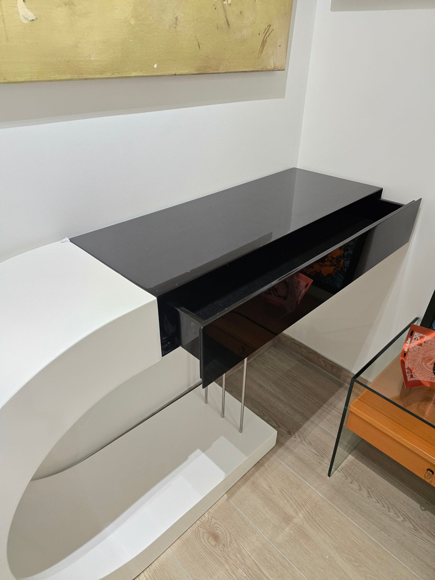 Console design noir et blanc