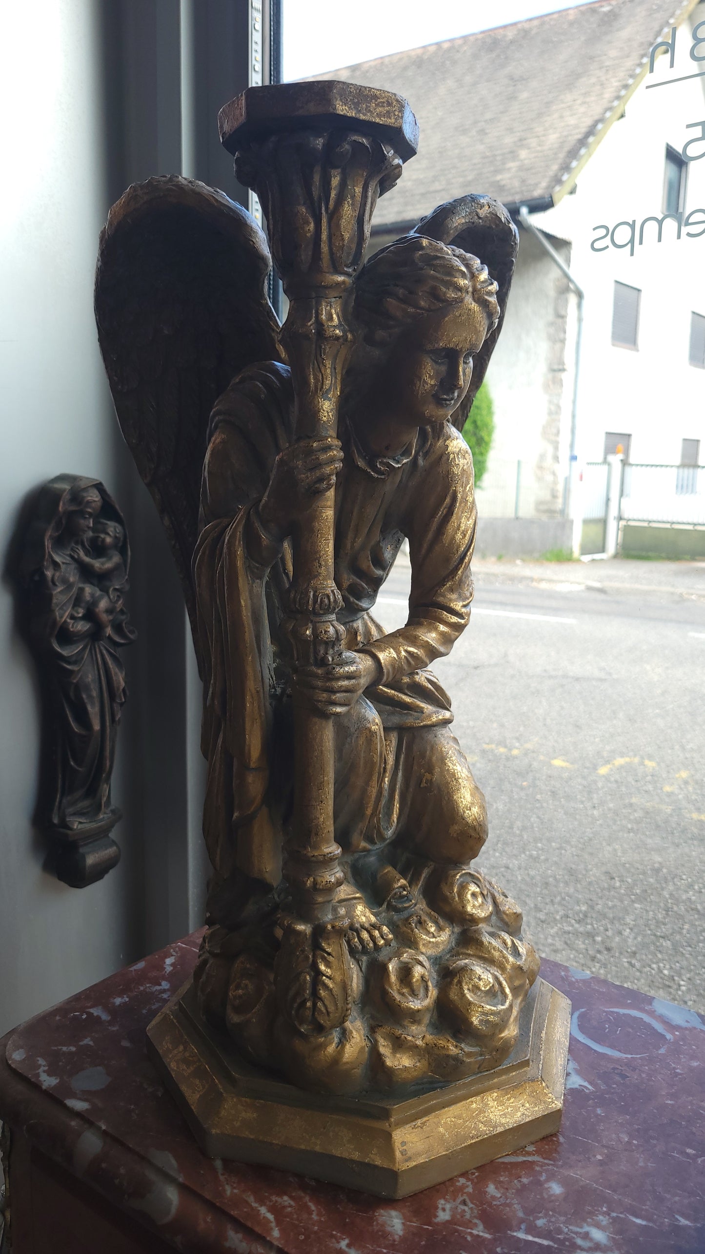 Sculpture d’ange agenouillé avec candélabre – Résine dorée